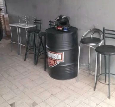 Conjunto de 6 banquetas e 1 tambor ótimo para churrasco 