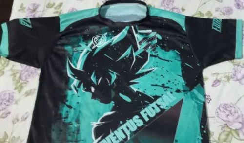 Vendo essa camiseta da Juventus futsal com essa arte estilosa