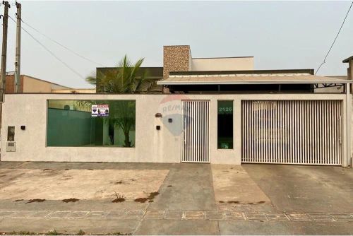 Linda casa com piscina, área gourmet e energia solar à venda!