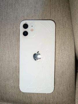 iPhone 12 branco com fundo trincado
