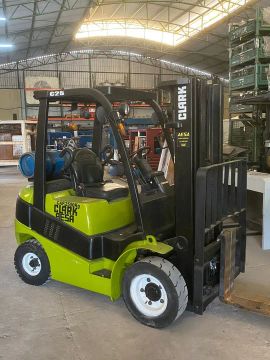 Empilhadeira Clark 2500kg GLP Com Deslocador 4800mm Torre Triplex