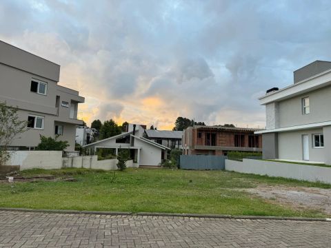 Terreno em Condomínio Fechado São 400m² de área Condomínio com: - Espaço Gourmet - Playgro