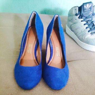 Sapatos azul de salto