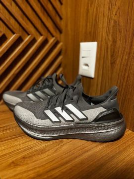 Adidas Ultraboost 22 - Cinza
