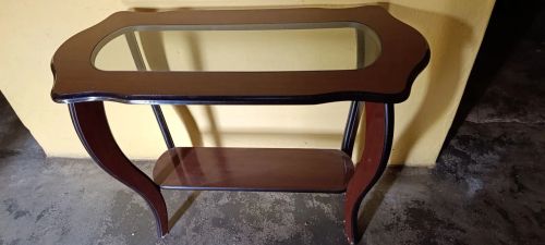 Mesa de centro em madeira com tampo de vidro