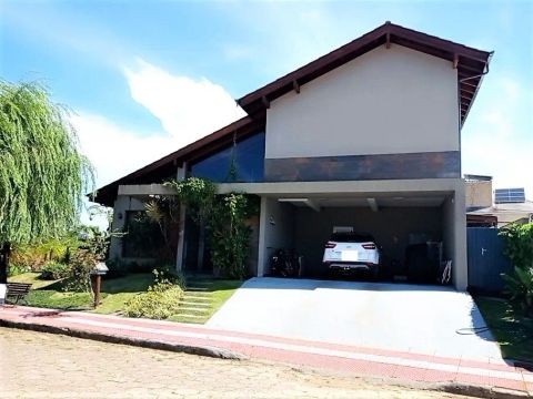 Linda e exclusiva casa com 3 suítes, em condominio no Bairro Saco Grande, Florianópolis.