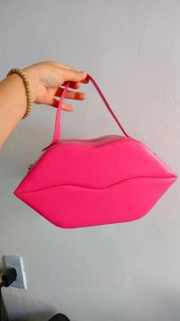 Bolsa de mão formato de boca rosa