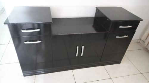 Rack Preto com 4 Portas e 2 Gavetas