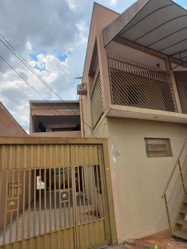 Prédio com 03 casas e 01 salão comercial.