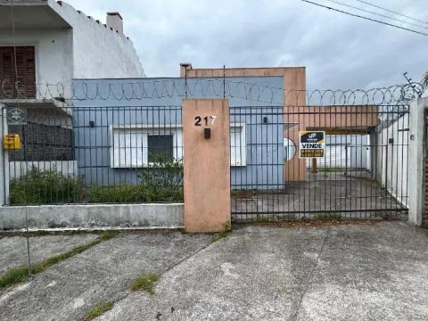Casa 3 Dorms (1 Suíte) com Lareira e Churrasqueira  Venda ou Locação ,Portão Eletrônico. E