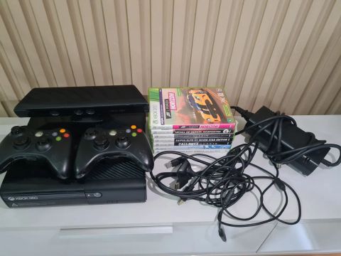 Xbox 360 com jogos e acessórios