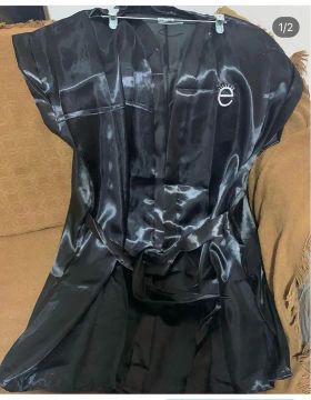 Roupão preto novo e de cetim com amarração 
