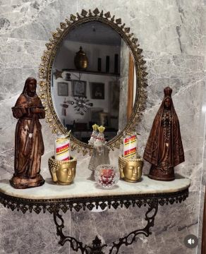 Espelho Decorativo com Moldura Dourada
