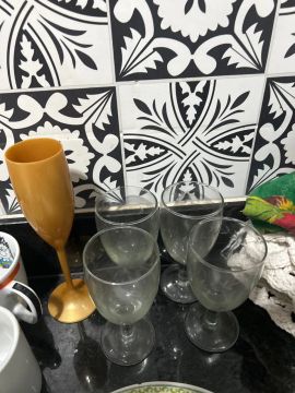 Taças (4 de vidro e 1 de acrílico)