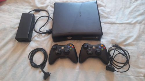 Xbox 360 com 2 controles completo (deu luz vermelha)