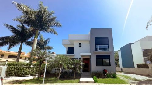 Casa Exclusiva em Condomínio de Alto Padrão - Em Frente à Praia da Cachoeira do Bom Jesus,