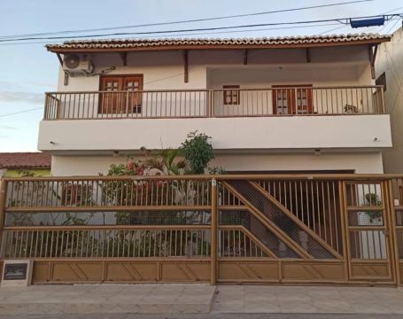 Casa com 06 quartos