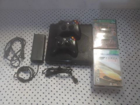 Xbox 360 com 2 controles e jogos