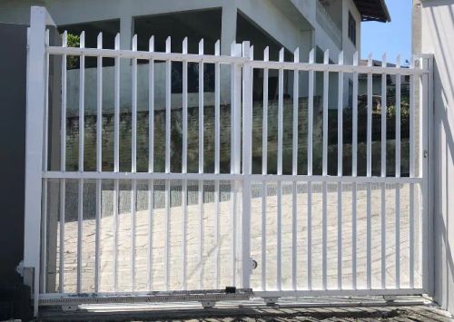 Vende-se portão manual de correr em alumínio branco com vão de 2,45m de abertura