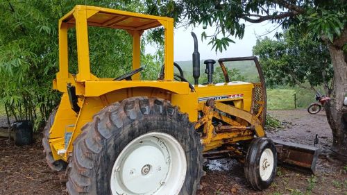 Trator CBT 2105 em perfeito estado, com grade e lâmina.