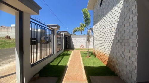 EXCELENTE CASA NOVA COM PISCINA E ACABAMENTO DIFERENCIADO