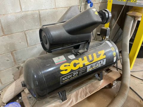 Compressor De Ar Elétrico Schulz Mcsv 20/200 Trifásica 200l 220v/380v