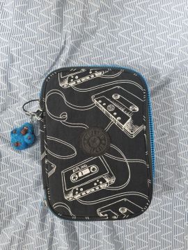 Estojo Kipling com tema de fita cassete original 
