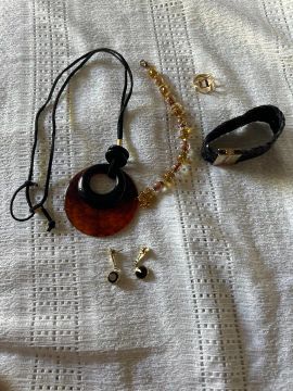 Bijuterias com colar, brincos e pulseira