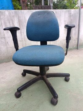 Cadeira de escritório giratória azul