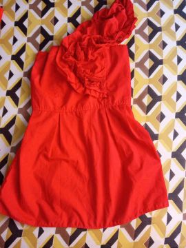 Blusa vermelha de flor 