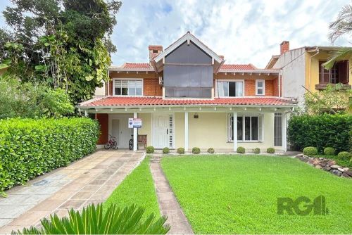 Localizado em um dos bairros mais desejados da Zona Sul de Porto Alegre, este belíssimo im