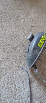Motor e tanque de combustível com carburador de bicicleta motorizada 