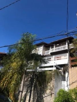 Casa Triplex em Condomínio em Itaipú