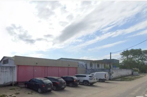Galpão em frente a Secretaria de Educação em Araruama/RJ.