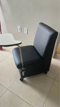 Cadeira de Manicure com Mesa Lateral