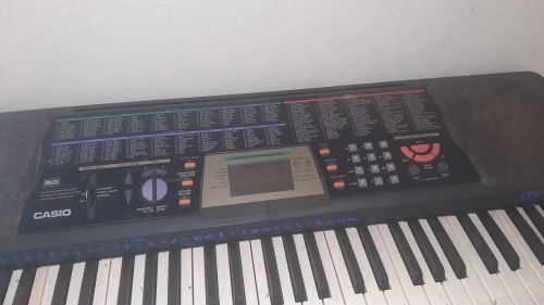 Teclado Casio com avaria.