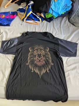 Camiseta com leão bordada