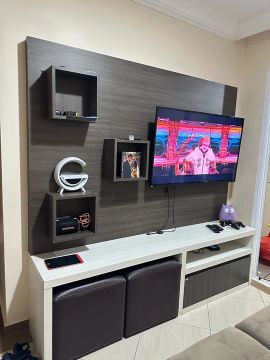 Rack para TV com Painel em Madeira com 2 puffs!