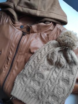 Casaco de couro marrom com capuz e gorro de lã