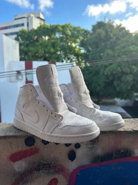 Air Jordan 1 Mid Triple White