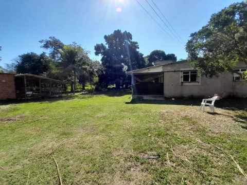Mini sítio com casa e área verde em local tranquilo