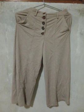 Calça de tecido bege com botões