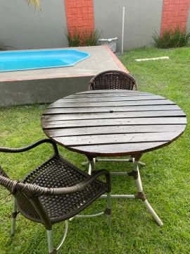 Mesa madeira com base alumínio, com duas cadeiras