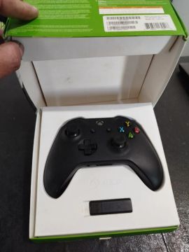 Controle Xbox One + adaptador wireless 