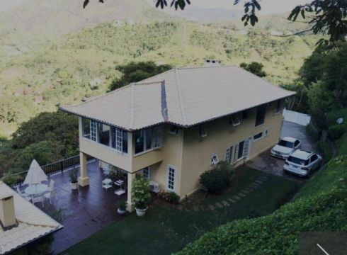 Casa de 300 m², com 4 quartos sendo 4 suíte em Araras - Petrópolis - RJ