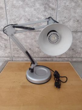 Luminária de mesa articulada com LED
