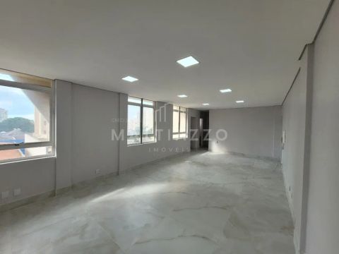 Sala comercial à venda com 64,m², no Centro em Limeira/SP.