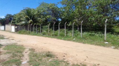 Terreno com cerca e portão