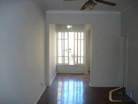 Apartamento composto de sala com dois ambientes, 02 quartos, cozinha, banheiro social, dep