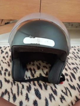 Vendense um capacete conservado valor 100 paguei 140 nele 